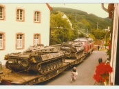 Anno 1981 - ein Panzerzug rollt durch Olef.