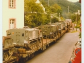 Anno 1981 - ein Panzerzug rollt durch Olef.