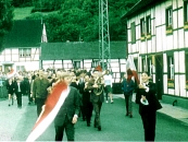 Bild 3 Umzug nach Aufstieg (2)