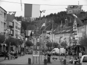 Fahnenaktion mit den 26 Fahnen aller Schweizer Kantone in der Schleidener Innenstadt.   BILD: HEINEN