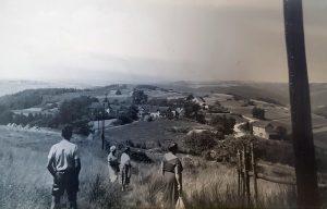 Blick vom Höhenweg aus Richtung Broich hinab nach Wintzen in den 1950er Jahren 
